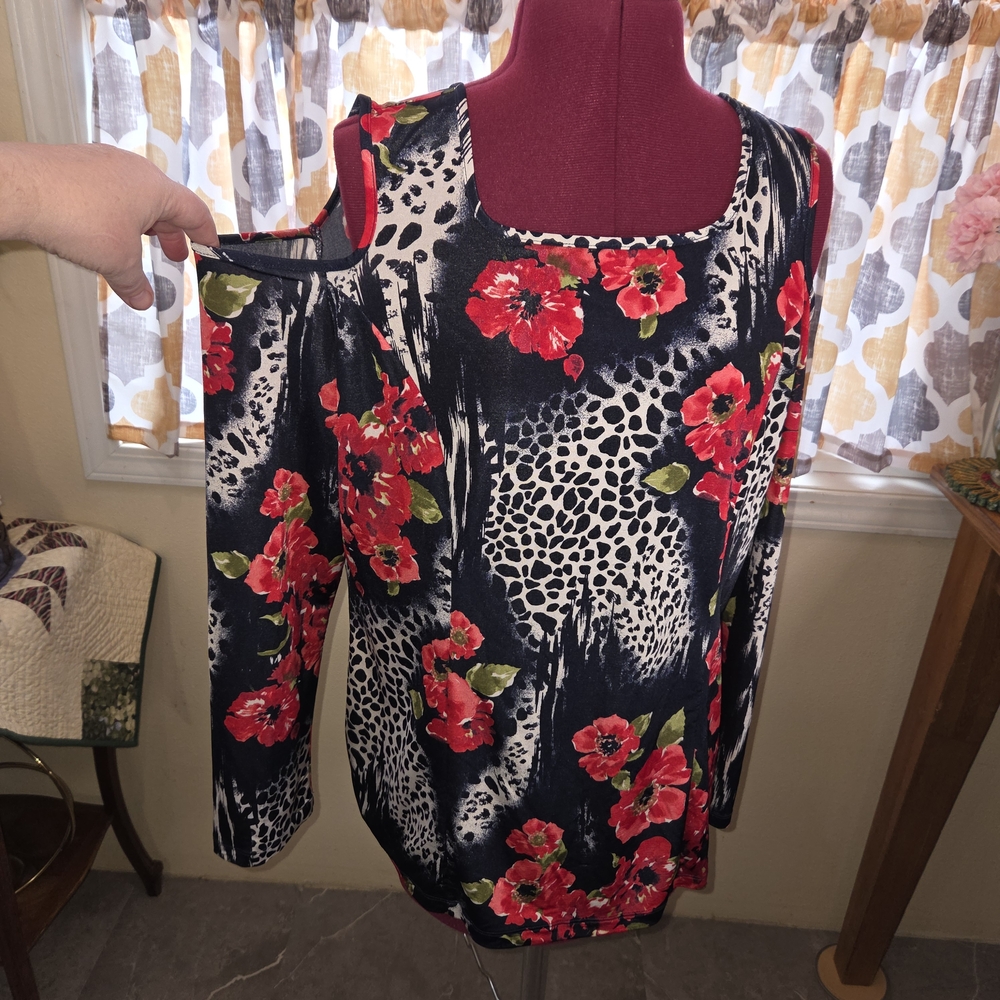 Simonton Says Floral Cold Shoulder Top. Midnight Blue Background. Size L. MMCP